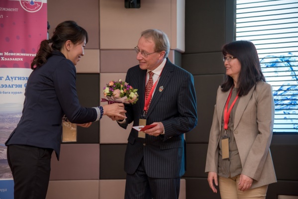 Übergabe Verdienstmedaille an Jürgen Hofmann Mai 2018 (c) MoMo-Projekt