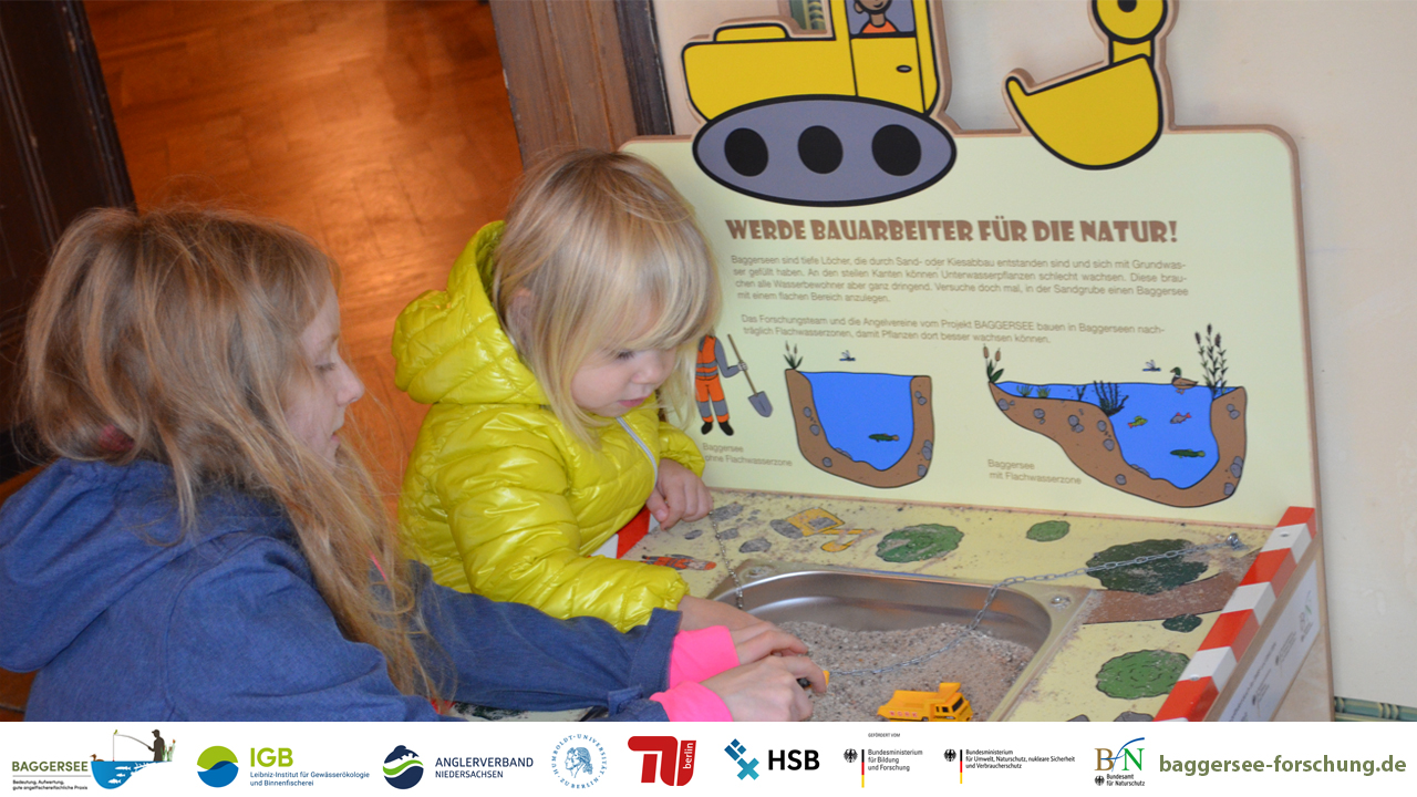 Spielende Kinder am Sand-Buddeltisch