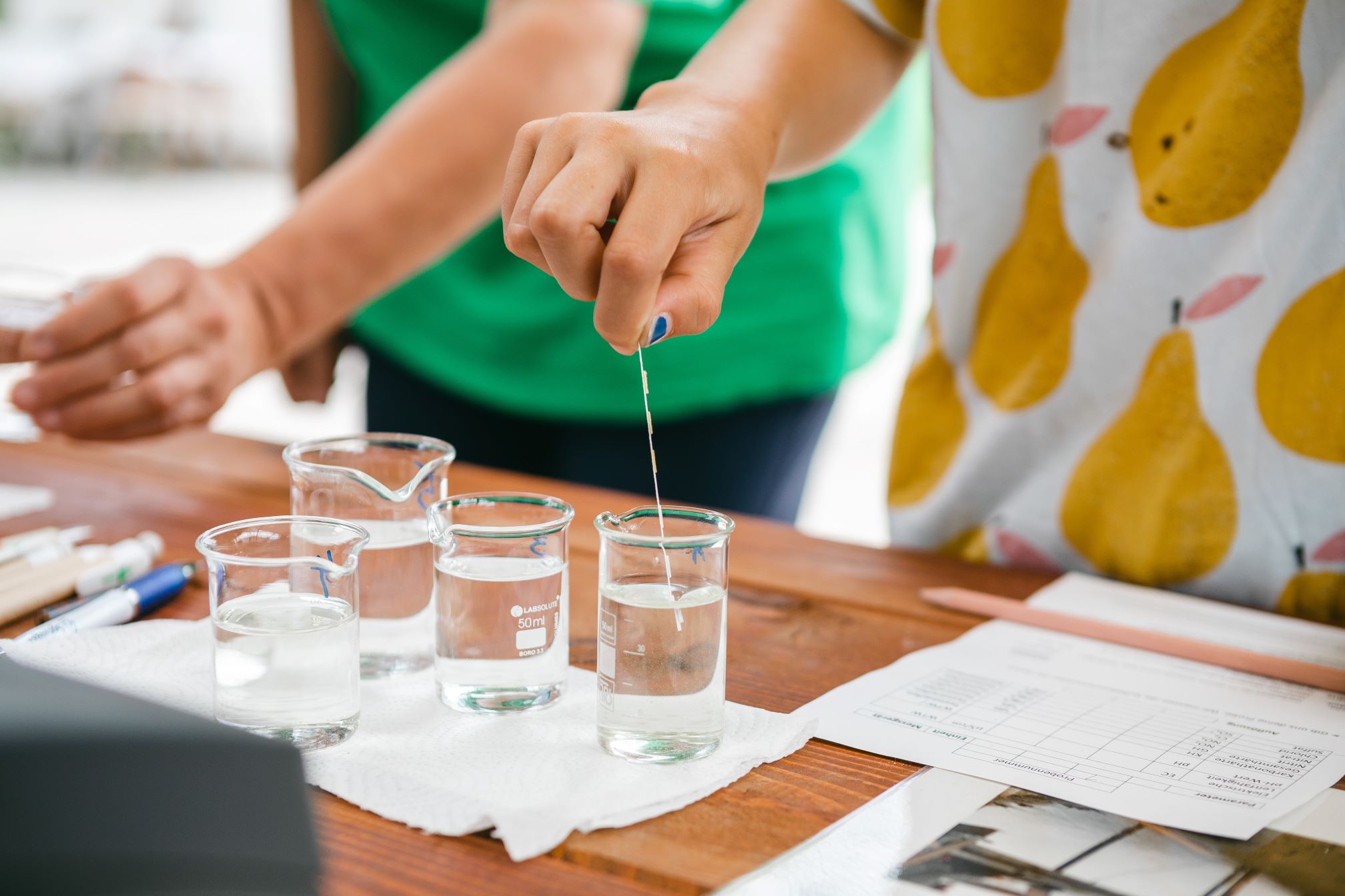 Kinder analysieren Wasserproben