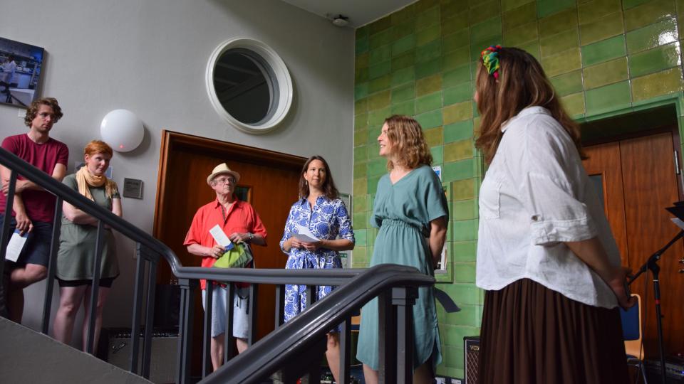 Begr&uuml;&szlig;ung von G&auml;sten im Treppenhaus des Hauptgeb&auml;udes