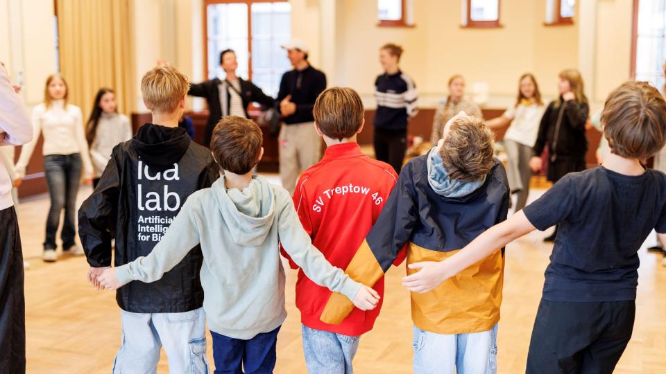 Grundschüler im Kreis