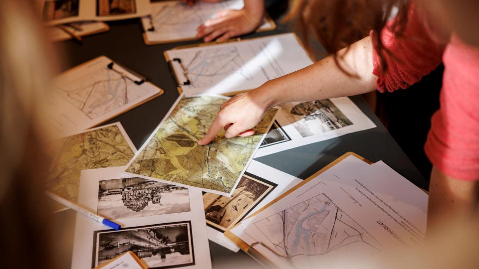 Schüler diskutieren historische Karten der Spree