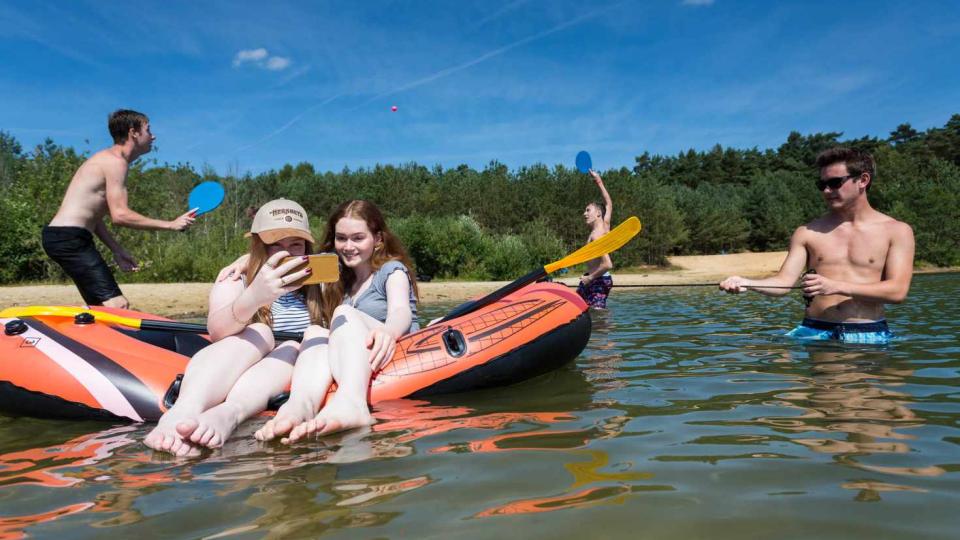 Menschen am Baggersee