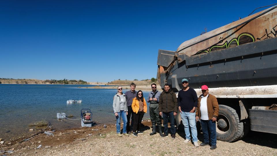 Mit dem Tanklaster wird Wasser aus dem See Takerkust f&uuml;r die Mesokosmen entnommen. 