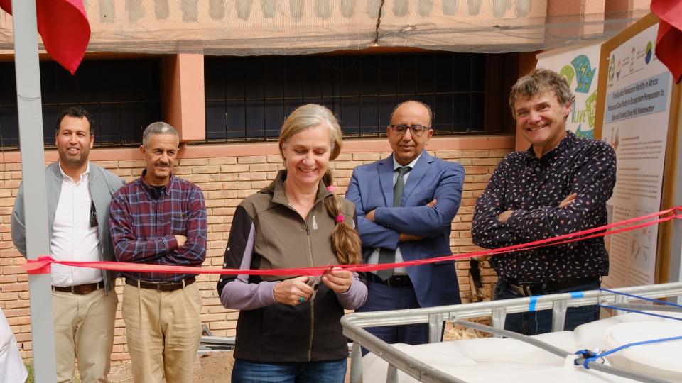 Bei der Einweihung wird das rote Band durchschnitten.