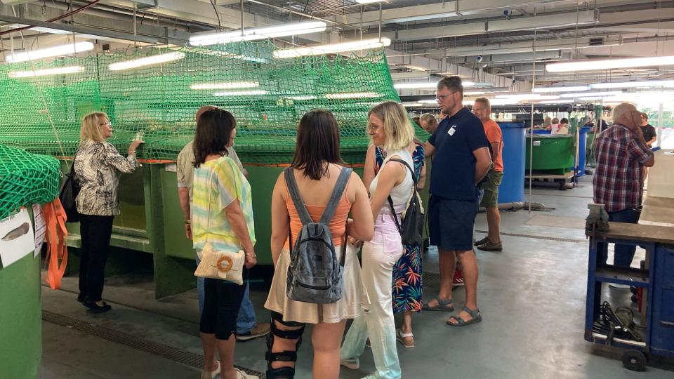 Besucher in der Aquarienhalle des IGB