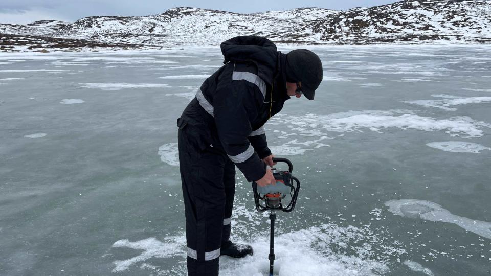 John drills a hole through 50 cm ice for coring in Braya Sø
