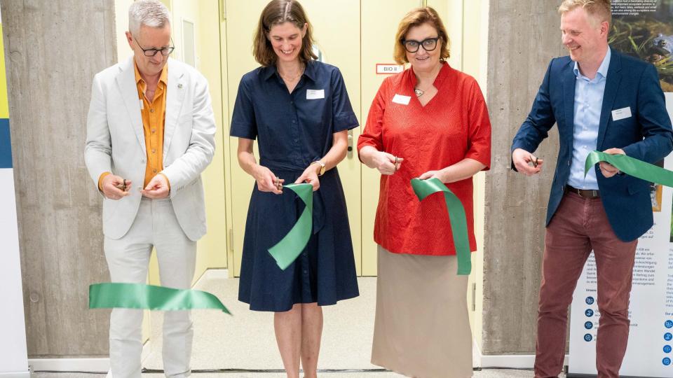 Das gr&uuml;ne Band wird feierlich durchschnitten