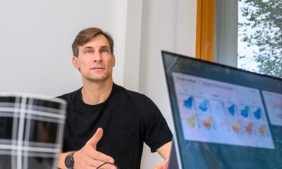 Christian Birkel in seinem B&uuml;ro. Im Vordergrund steht ein Laptop.
