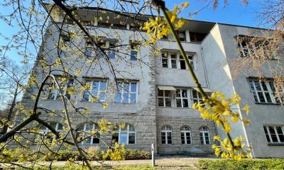 Fr&uuml;hling um das Hauptgeb&auml;ude des IGB