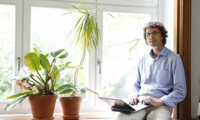 Jens Krause lehnt an einem Fenster