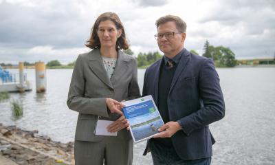 Sonja J&auml;hnig and Carsten Schneider presenting the final report.