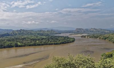 Eine Luftaufnahme vom Fluss Magdalena in Kolumbien