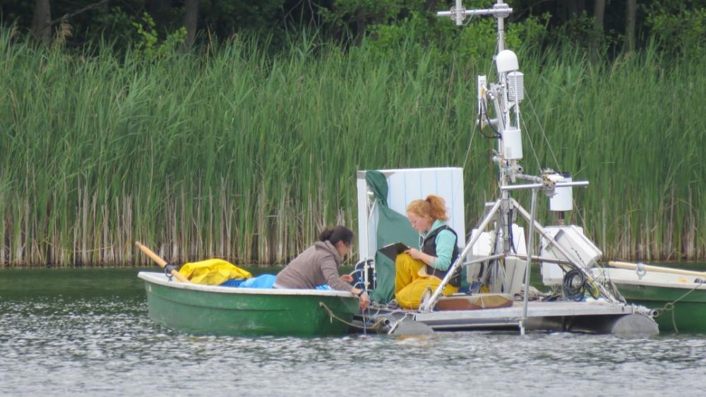 Plattform mit Eddy-Turm zur Analyse des Gasaustauschs (CO2 und CH4) über Luftgrenzflächen und Probenahme für gelöste Gase in der Wassersäule. | Foto: Armando Sepulveda-Jauregui