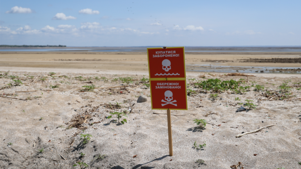 Blick auf den entleerten Kakhovka-Stausee