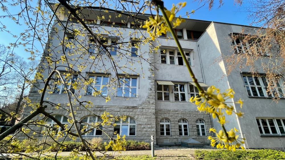 Fr&uuml;hling um das Hauptgeb&auml;ude des IGB