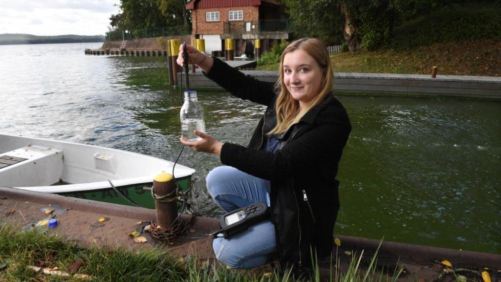 A young trainee takes a water sample from Lake Müggelsee: just one of many possible activities at IGB.