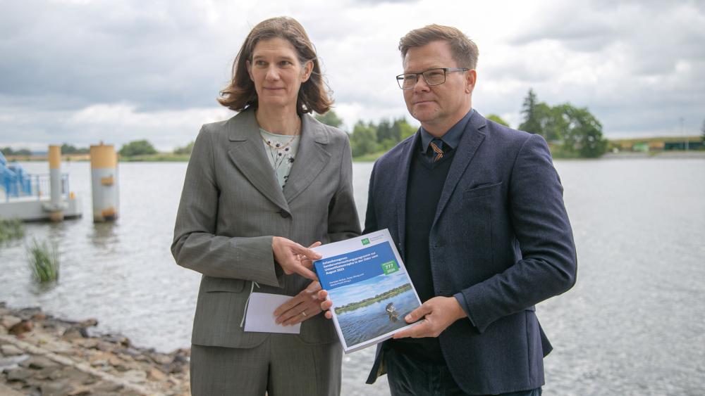 Sonja J&auml;hnig und Carsten Schneider halten den Abschlussbericht in den H&auml;nden.