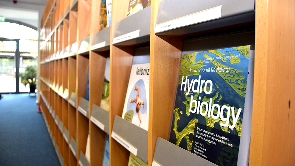© David Ausserhofer/IGB View into the corridor of the IGB library. In the foreground, shelves with scientific journals.