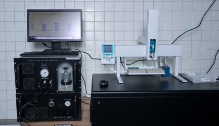 Apparaturen und Monitore im Isotopenlabor des IGB.