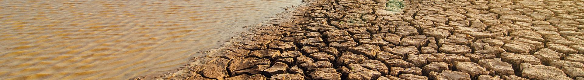 Drought is one of the consequences of climate change. The picture shows a riverbed that has run dry. Water is only running in the stream midstream.