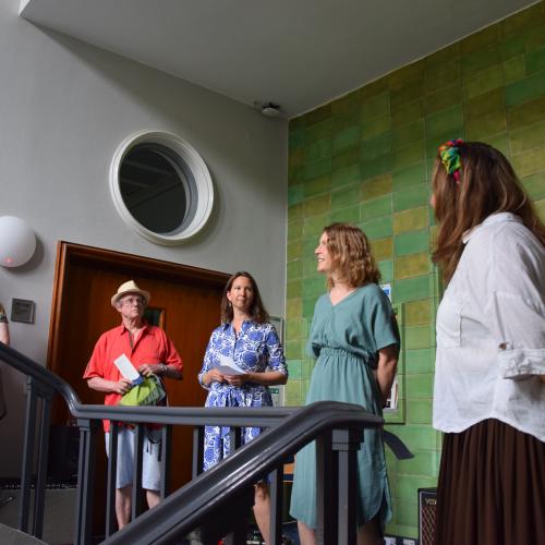 Interessierte G&auml;ste im Flur des IGB.