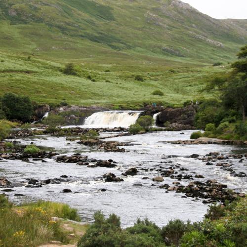 Foto von einem Fluss mit Wasserfall in Irland.