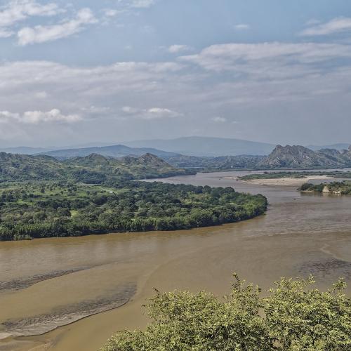 Eine Luftaufnahme vom Fluss Magdalena in Kolumbien