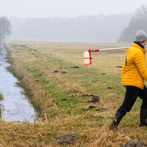 Eine Technikerin entnimmt eine Wasserprobe in Brandenburg