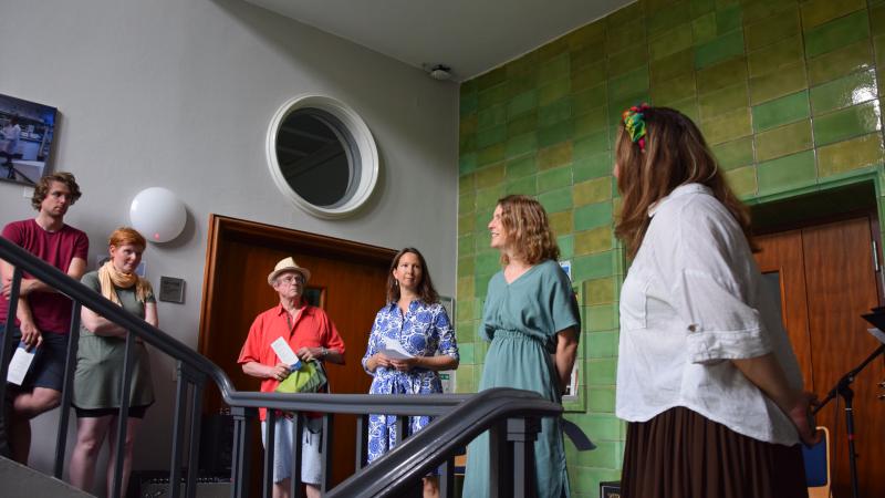 Interessierte G&auml;ste im Flur des IGB.