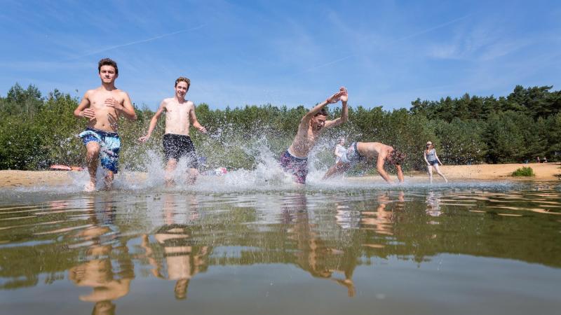 Badende Jugendliche in einem See