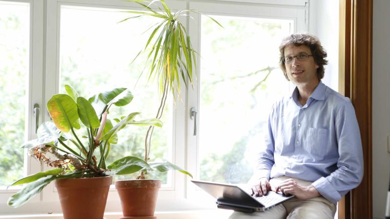 Jens Krause lehnt an einem Fenster