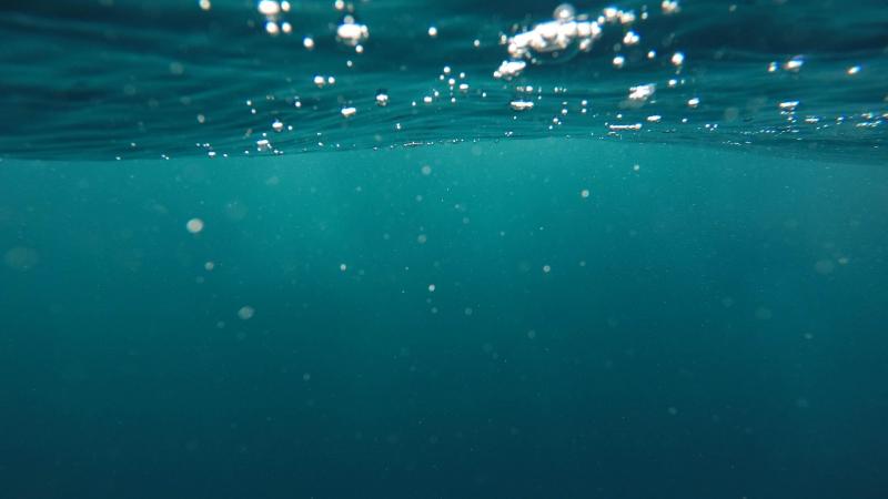 Unterwasseraufnahme im Ozean.